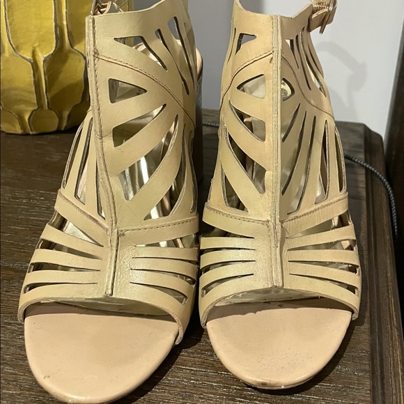 Like New Size 8 Carlos Santana Nude Open toed Heels - Picture 3 of 3